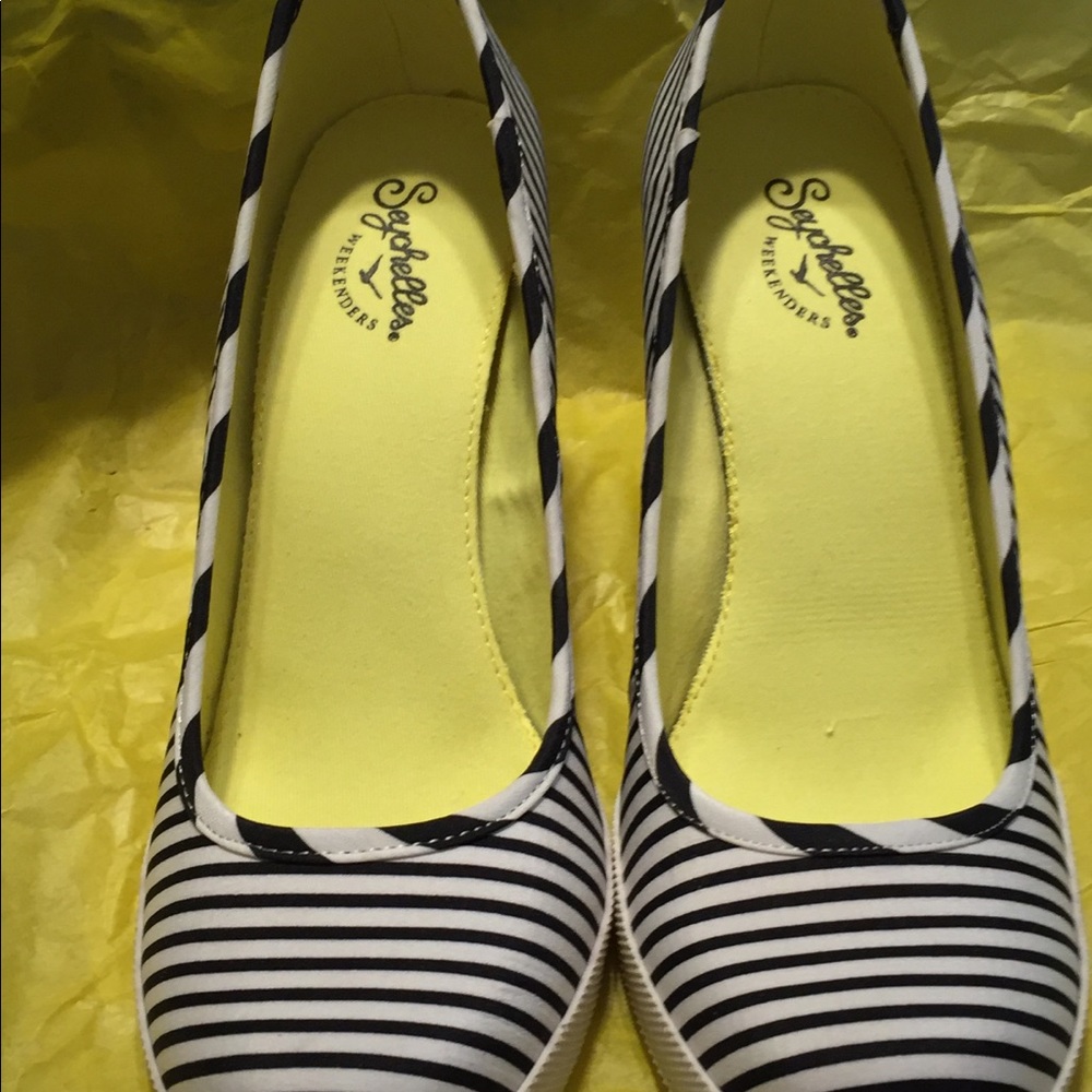 🌷🌷Seychelles Striped Wedges - Picture 3 of 6